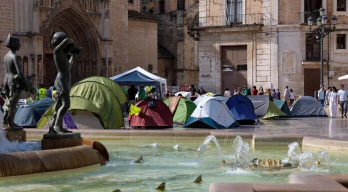 El profesorado valenciano mueve unos metros la acampada. Ana Escobar | EFE