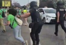Abren expediente al policía que empujó a una docente durante la huelga educativa en València Momento de la agresión policial a la docente