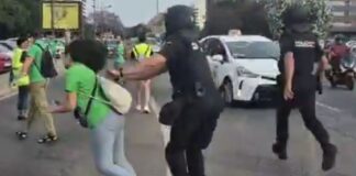 Momento de la agresión policial a la docente