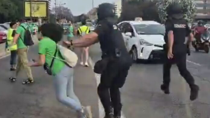 7televalencia empujón docente huelga Momento de la agresión policial a la docente