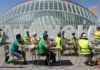 La huelga docente encara su recta final: Educación y sindicatos ven más cerca el acuerdo Concentración de protesta del profesorado de la enseñanza pública no universitaria de la Comunitat Valenciana en la Ciudad de las Artes y de las Ciencias con pupitres escolares durante este viernes en el que finaliza la tercera semana de la huelga indefinida. EFE/Ana Escobar