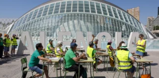 La huelga docente encara su recta final: Educación y sindicatos ven más cerca el acuerdo Concentración de protesta del profesorado de la enseñanza pública no universitaria de la Comunitat Valenciana en la Ciudad de las Artes y de las Ciencias con pupitres escolares durante este viernes en el que finaliza la tercera semana de la huelga indefinida. EFE/Ana Escobar