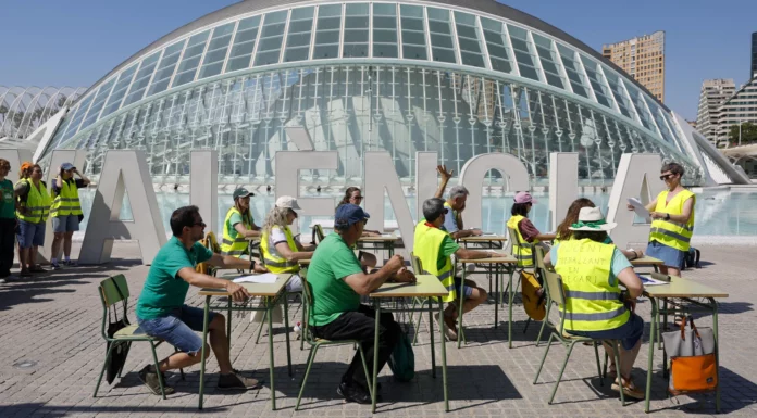 La huelga docente encara su recta final: Educación y sindicatos ven más cerca el acuerdo Concentración de protesta del profesorado de la enseñanza pública no universitaria de la Comunitat Valenciana en la Ciudad de las Artes y de las Ciencias con pupitres escolares durante este viernes en el que finaliza la tercera semana de la huelga indefinida. EFE/Ana Escobar