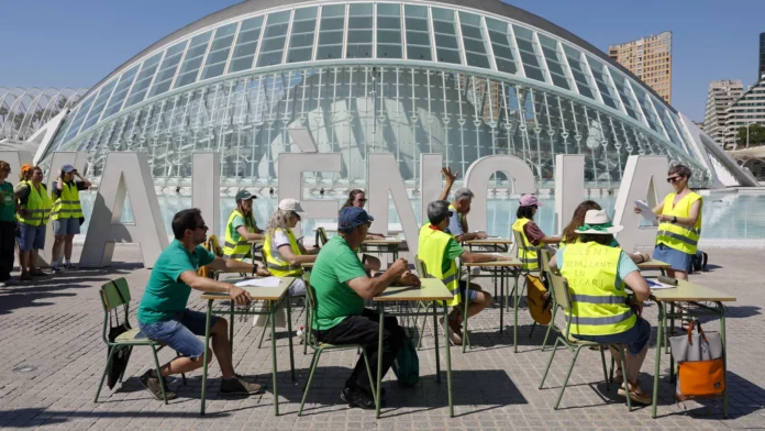 7televalencia huelga docente 2 Concentración de protesta del profesorado de la enseñanza pública no universitaria de la Comunitat Valenciana en la Ciudad de las Artes y de las Ciencias con pupitres escolares durante este viernes en el que finaliza la tercera semana de la huelga indefinida. EFE/Ana Escobar
