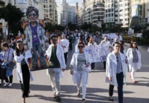 Huelga indefinida de médicos en la Comunitat Valenciana: citas aplazadas y 72.000 operaciones pendientes Médicos de la Comunitat Valenciana en una de las protestas en estas semanas de huelga. EFE/Ana Escobar