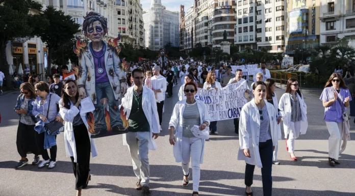 Huelga de médicos en la Comunitat Valenciana: citas aplazadas y 72.000 operaciones pendientes Médicos de la Comunitat Valenciana en una de las protestas en estas semanas de huelga. EFE/Ana Escobar