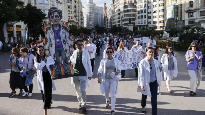 Médicos de la Comunitat Valenciana en una de las protestas en estas semanas de huelga. EFE/Ana Escobar