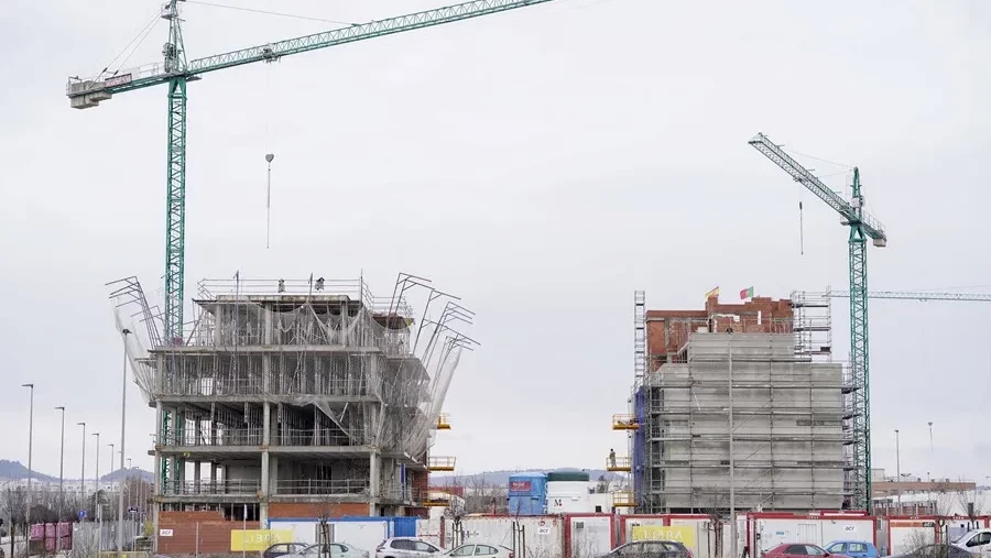 Imagen de archivo de la construcción de una promoción de viviendas. EFE/Nacho Gallego