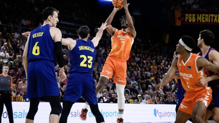 7televalencia rs923738_j45bar-vbcfirmaracbphoto-davidgrau_ExtraGrande Lanzamiento en suspensión de Braxton Key en el último encuentro del Valencia Basket contra el FC Barcelona