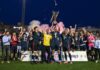 El modesto equipo valenciano que jugará la Copa del Rey y sueña con recibir a un Primera División UE Tavernes de la Valldigna celebrando La Nostra Copa