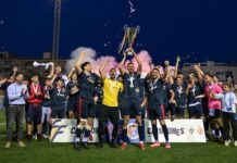 El modesto equipo valenciano que jugará la Copa del Rey y sueña con recibir a un Primera División UE Tavernes de la Valldigna celebrando La Nostra Copa