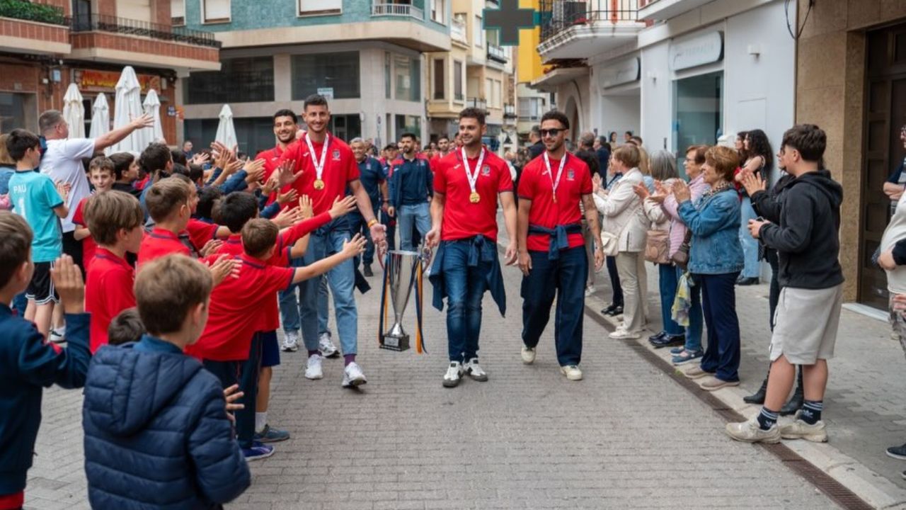 Jugadores del primer equipo en desfilando por Tavernes de la Valldigna en la celebración de La Nostra Copa