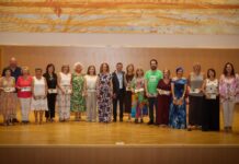 Torrent ret homenatge a 25 docents jubilats per tota una vida dedicada a l’educació