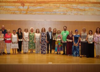 Torrent ret homenatge a 25 docents jubilats per tota una vida dedicada a l’educació