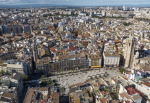 Éxodo en València: El precio de la vivienda empuja a miles de valencianos al área metropolitana Vista aérea de Valencia