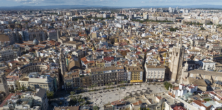 Éxodo en València: El precio de la vivienda empuja a miles de valencianos al área metropolitana Vista aérea de Valencia