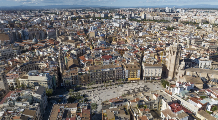 Éxodo en València: El precio de la vivienda empuja a miles de valencianos al área metropolitana Vista aérea de Valencia
