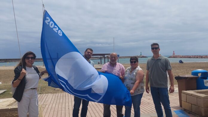 Alcalde y concejales del Ayuntamiento ayer en la Izada de las Banderas azules