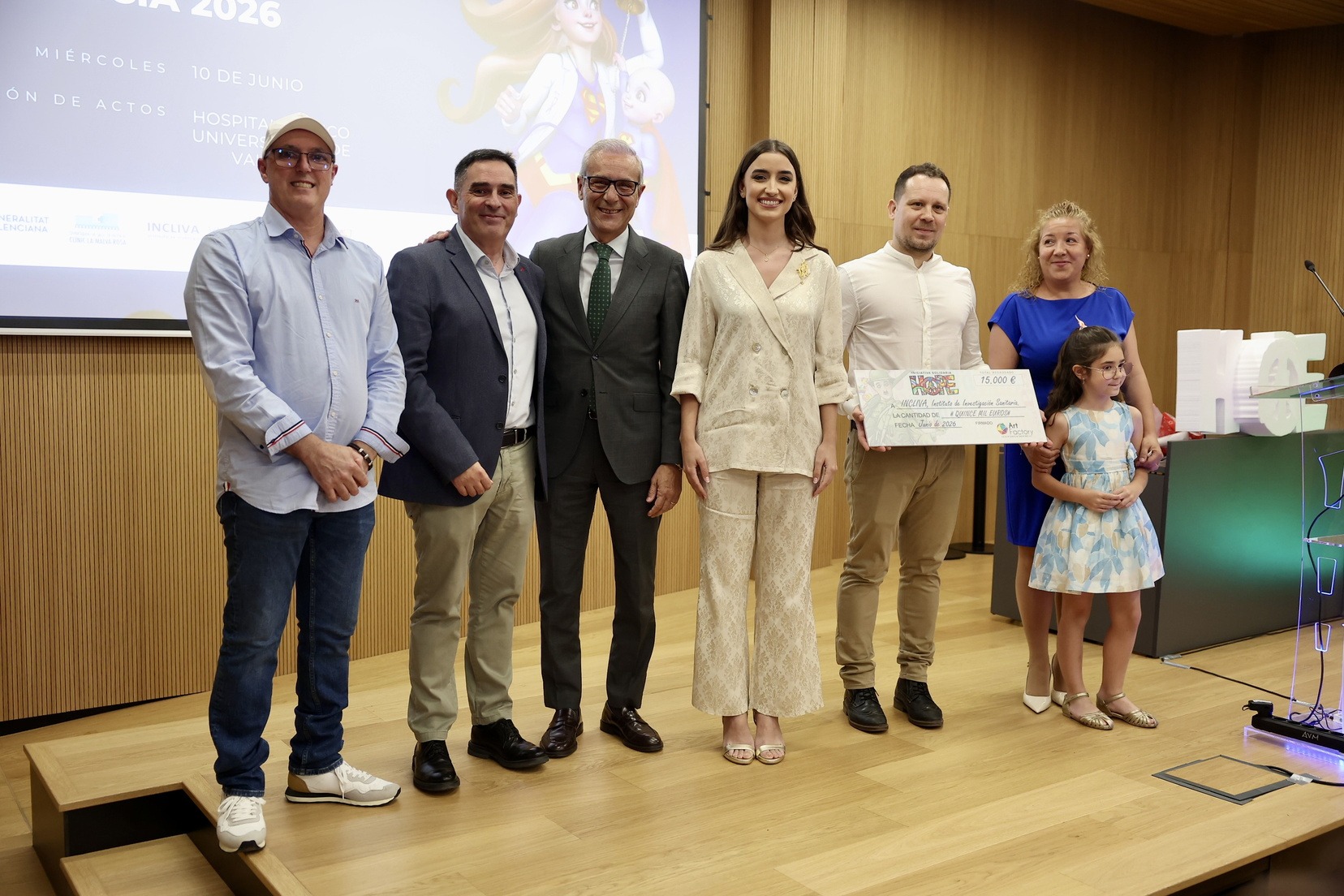 Momento de la entrega del cheque con los fondos recaudados / JCF - Fotofilmax