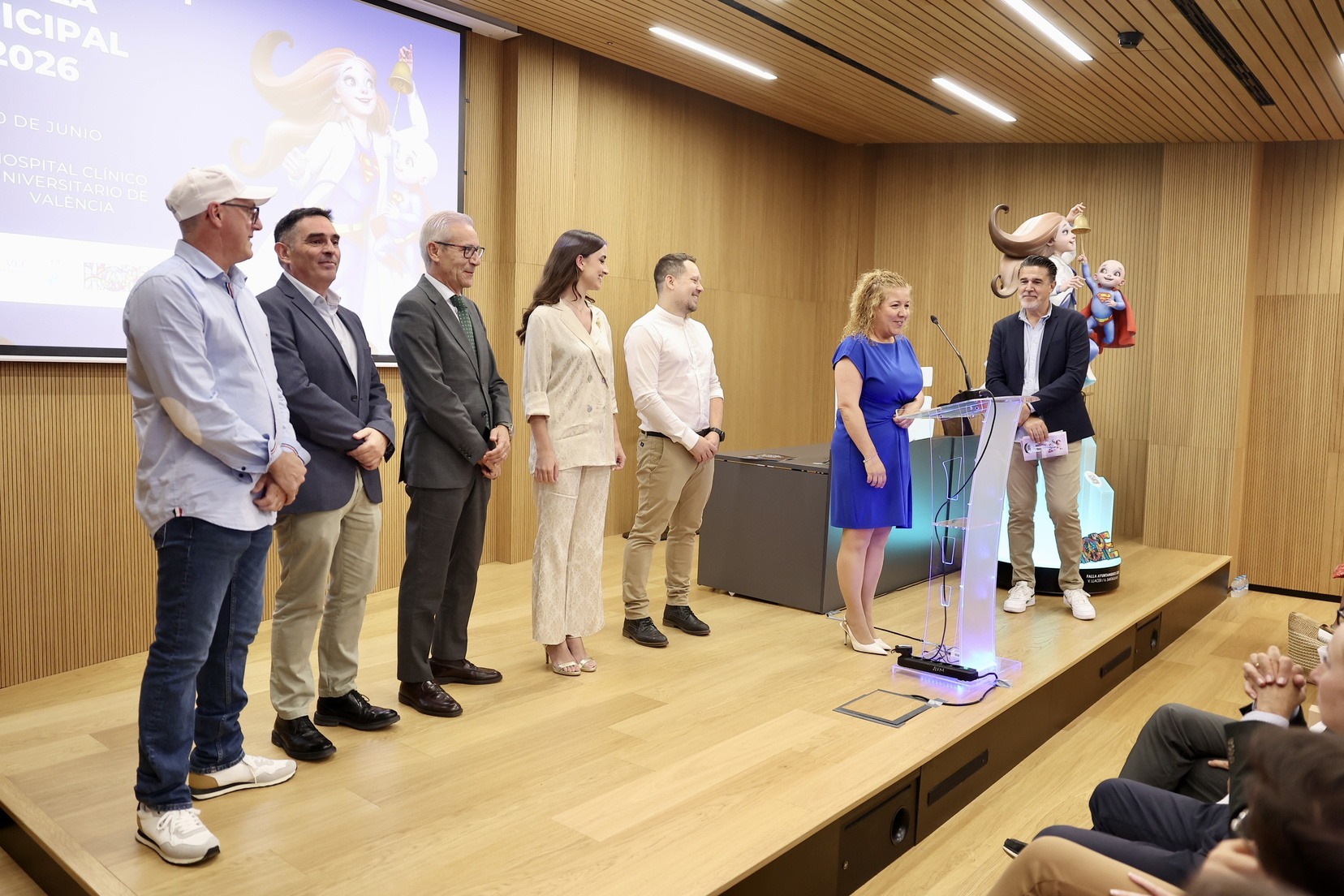 Los artistas de la falla municipal e impulsores de la iniciativa junto con Santiago Ballester y Carmen Prades / JCF - Fotofilmax