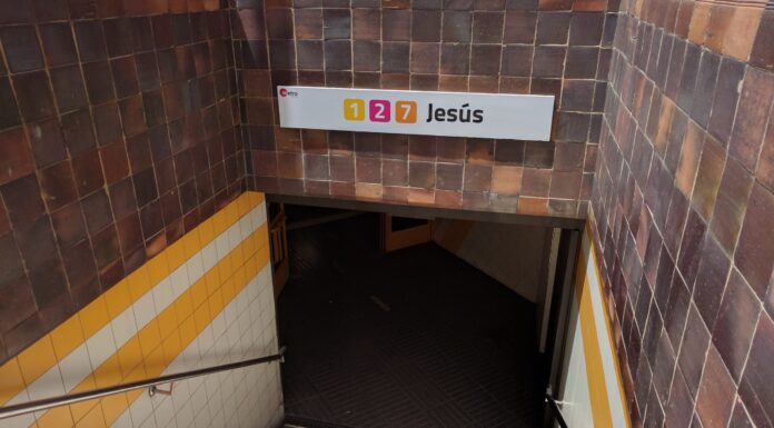 Entrada de la estación de Jesús