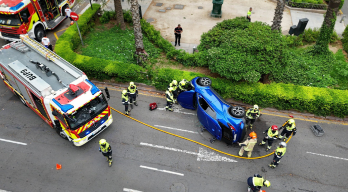 Un coche vuelca en la Gran Vía Marqués del Turia y deja cuatro heridos