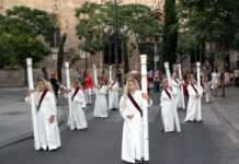 Los niños toman las calles de València en el día grande de la Festa dels Xiquets de Sant Vicent: actividades y horarios Los más pequeños portando los Cirialots durante la procesión