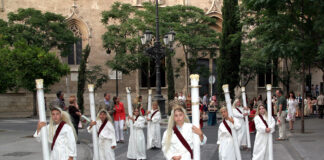 Los niños toman las calles de València en el día grande de la Festa dels Xiquets de Sant Vicent: actividades y horarios Los más pequeños portando los Cirialots durante la procesión