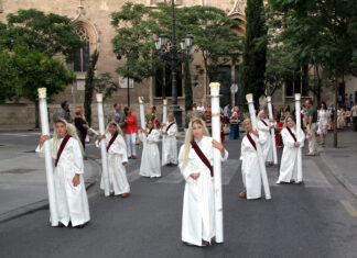 Los más pequeños portando los Cirialots durante la procesión