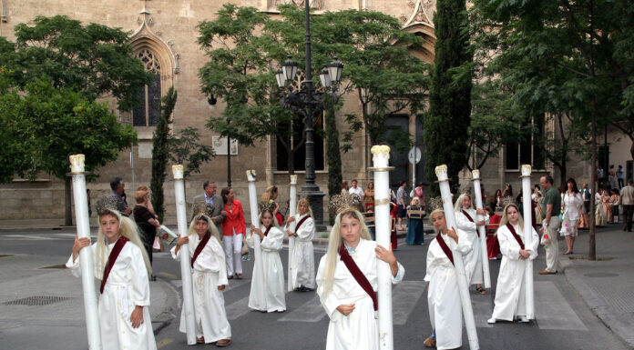 Los niños toman las calles de València en el día grande de la Festa dels Xiquets de Sant Vicent: actividades y horarios Los más pequeños portando los Cirialots durante la procesión
