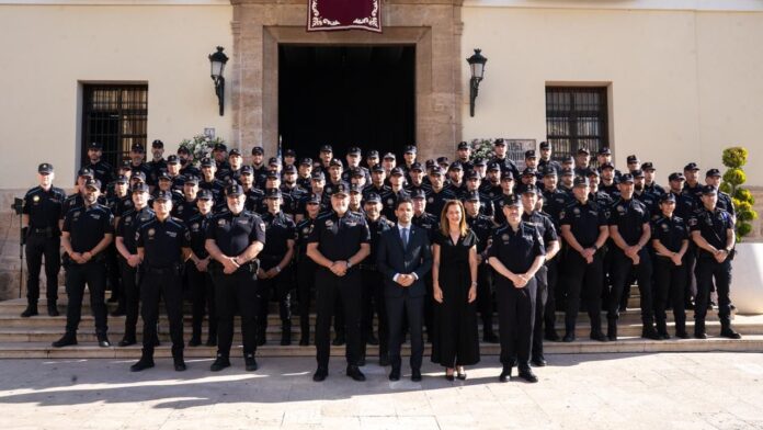 Sagredo, Nuria Campos y Rafael Mestre durante el acto de reconocimiento a la Policía Local de Paterna
