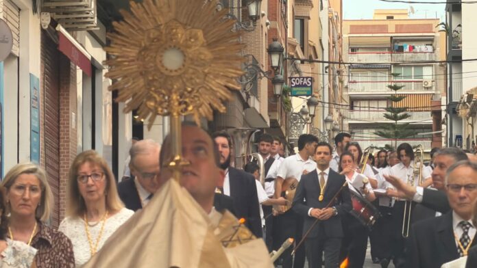 Sagredo durante la celebración de la procesión del Corpus Christi en Paterna