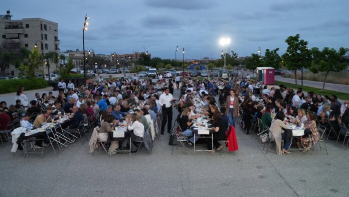 Un multitudinario 'Sopar d'Associacions' congregó a cerca de 500 personas del tejido asociativo de Quart de Poblet Quart de Poblet reuneix prop de mig miler de persones en el ‘Sopar d’Associacions’, la gran cita del teixit associatiu local