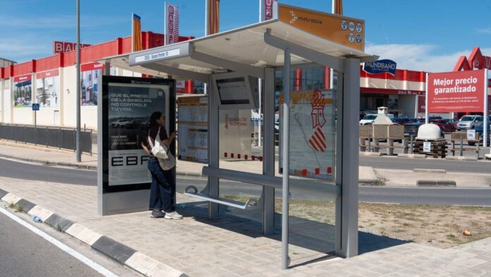 Una de las nuevas paradas de PaternaBus junto a Heron City. Nova parada de bus a l'Heron City