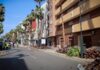 Torrent inicia la poda i raspallat de palmeres en diversos carrers de la ciutat