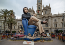 Un Nino Bravo de 20 metros de altura presidirá la plaza del Ayuntamiento