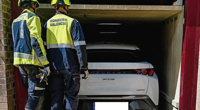 Rescatan en Valencia a una persona atrapada en un montacargas de vehículos