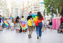 València se llena de reivindicación en un Orgullo adelantado centrado en los derechos LGTBIQ+ València convierte el Orgullo en una gran manifestación reivindicativa en defensa de los derechos LGTBIQ+