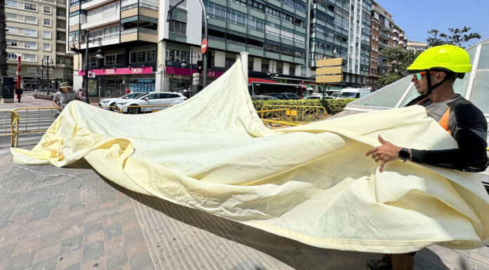 Ponen toldos en plaza de España como refugio del calor