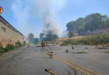 Impactantes imágenes del incendio cerca del Hospital de Manises donde ha fallecido una persona