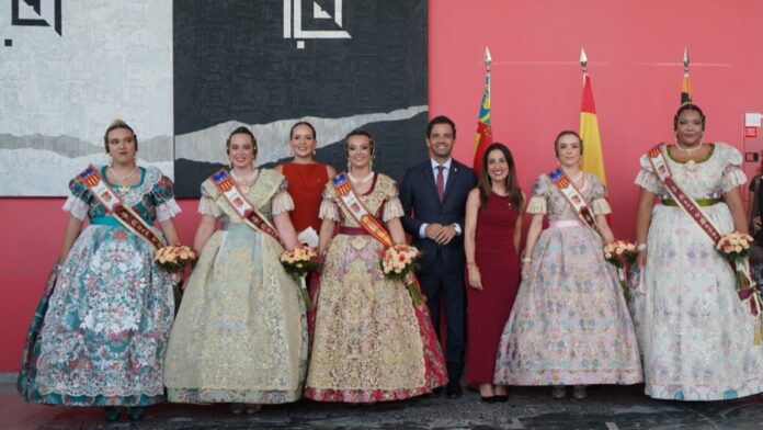 7televalencia Acto de presentación de la Reina y su Corte de Honor de las Fiestas Mayores de Paterna 2026 en el Auditori Presentació de la Reina i Cort de Paterna 2026