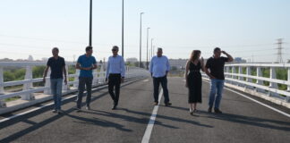 L’alcaldessa Cristina Mora i el regidor Nacho Rabanaque visiten el pont abans de la seua obertura. Quart de Poblet