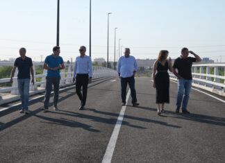 L’alcaldessa Cristina Mora i el regidor Nacho Rabanaque visiten el pont abans de la seua obertura. Quart de Poblet