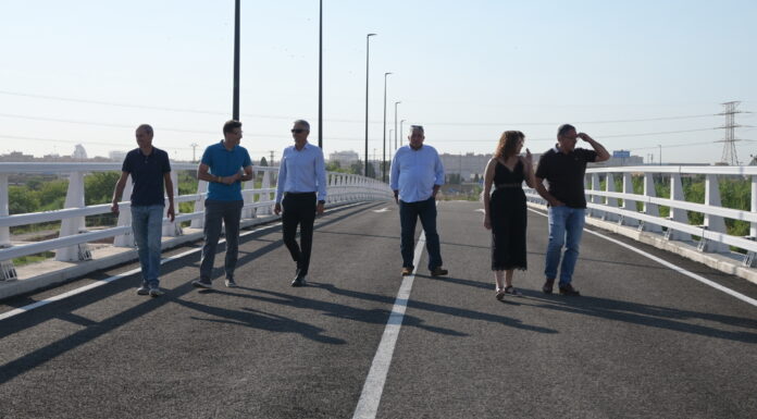 L’alcaldessa Cristina Mora i el regidor Nacho Rabanaque visiten el pont abans de la seua obertura. Quart de Poblet