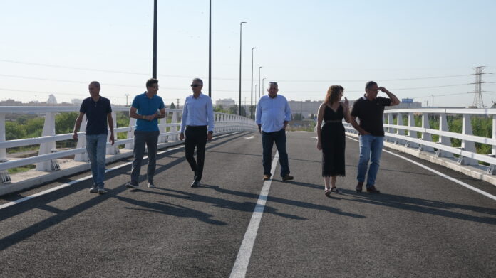 7televalencia La alcaldesa Cristina Mora y el concejal Nacho Rabanaque visitan el puente antes de su apertura L’alcaldessa Cristina Mora i el regidor Nacho Rabanaque visiten el pont abans de la seua obertura. Quart de Poblet