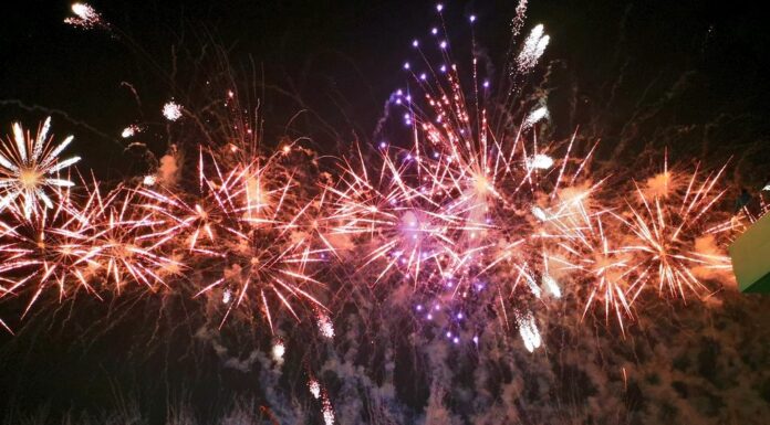 Los mejores planes para hacer este fin de semana en València Castillo de fuegos artificiales