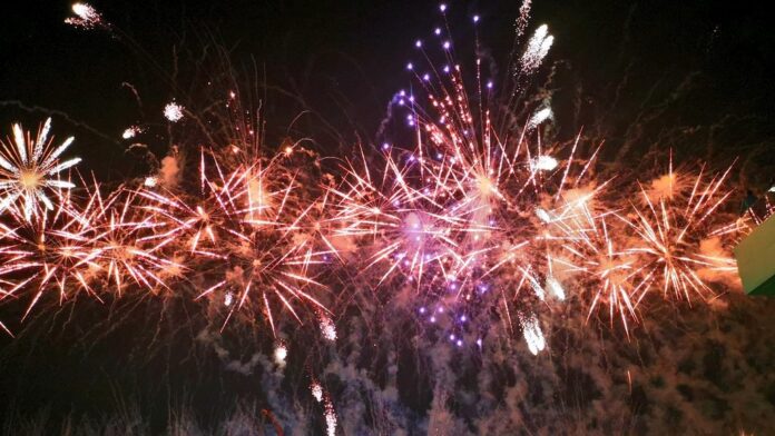 7televalencia Pirotècnia_ Castell focs artificials-pirotècnico Castillo de fuegos artificiales