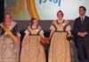 Paterna tria Marta Morera i Michelle Álvarez com a les seues noves Falleres Majors Sagredo al costat de les noves Falleres Majors de Paterna 2027 i la presidenta de la Junta Local Fallera