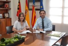 Paterna aferma el seu lideratge empresarial mitjançant un acord amb FEMEVAL per a impulsar la transformació digital Sagredo i Empar Martínez durant la signatura del conveni entre l'Ajuntament de Paterna i FEMEVAL.
