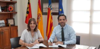 Sagredo i Empar Martínez durant la signatura del conveni entre l'Ajuntament de Paterna i FEMEVAL.